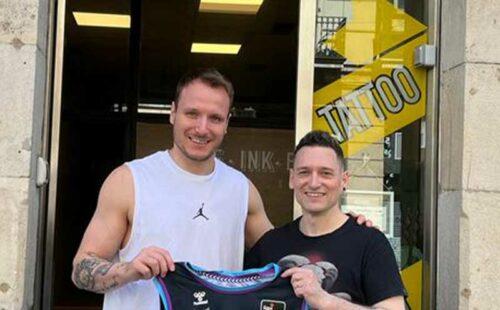 Visita de Bilbao basket a made Ink Bilbao Tatuaje