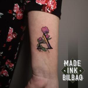 tatuaje letras y rosas