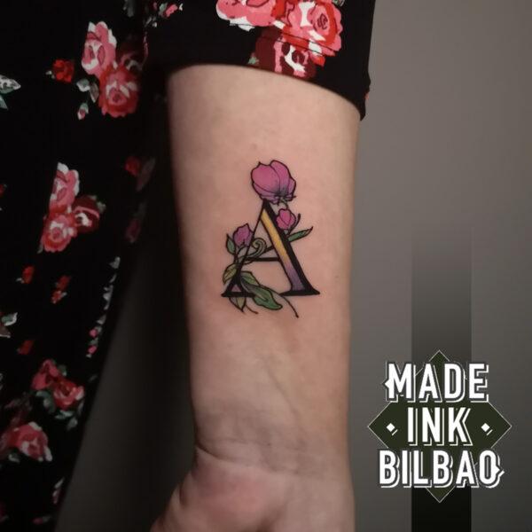 tatuaje letras y rosas