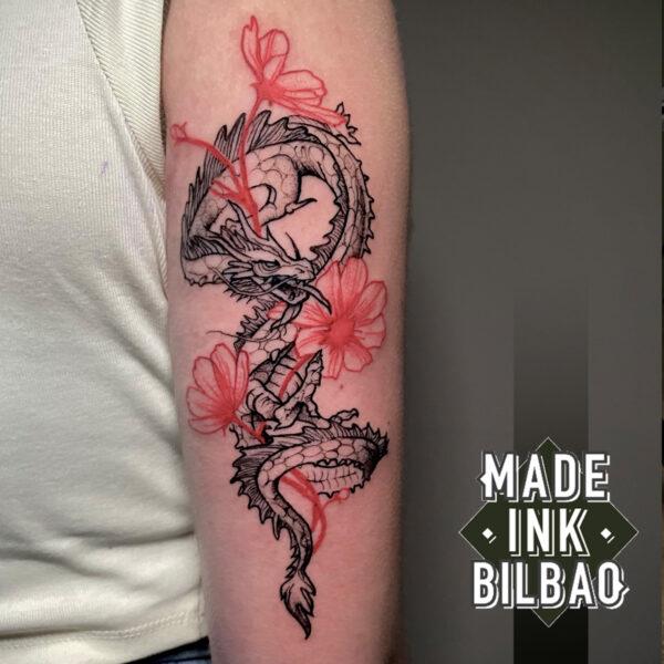 tatuaje dragón japonés con flor