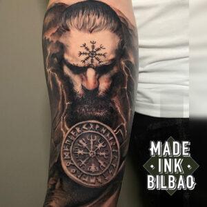 tatuaje vikingo brazo