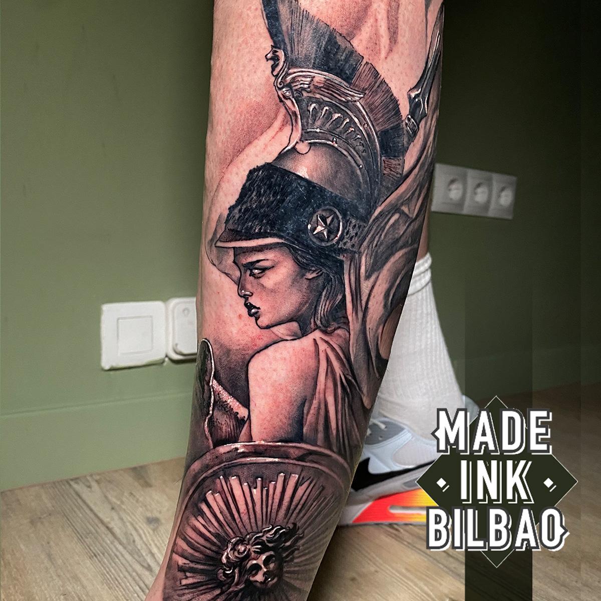 Tatuaje leona y diosa griega - Made Ink Bilbao