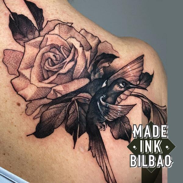 tatuaje cover rosa y colibri