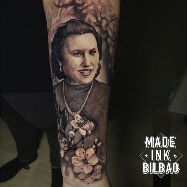 tatuaje retrato mujer con flores