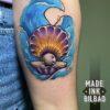tatuaje concha y perla sobre ola