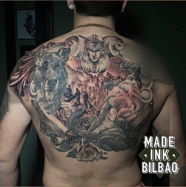 tatuaje espalda perro y esculturas