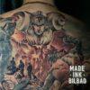 tatuaje espalda perro y esculturas