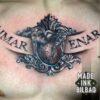 tatuaje pecho corazón y nombres