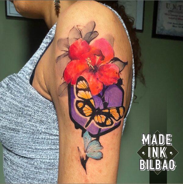 tatuaje acuarela flores y mariposas