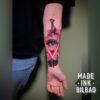 tatuaje antebrazo ojo y flores