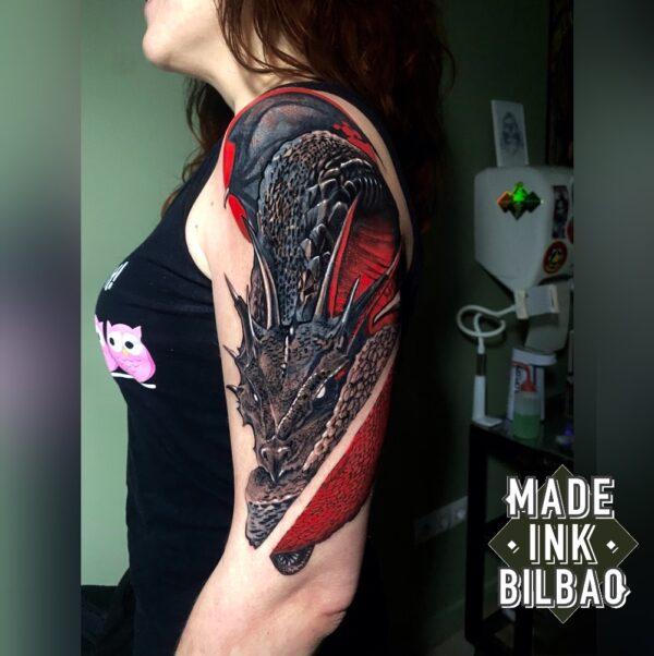 tatuaje cover dragón brazo