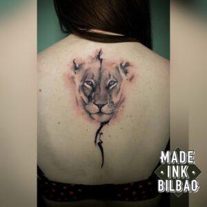 tatuaje leona espalda