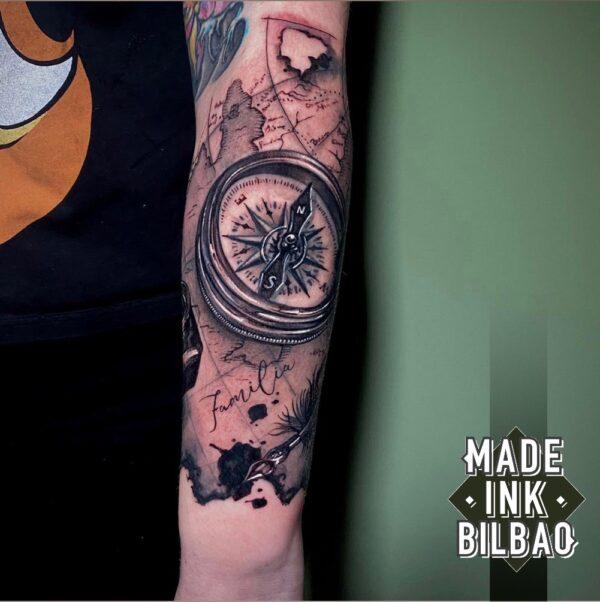 tatuaje brújula mapa tintero pluma