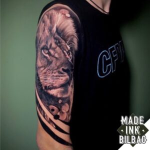 tatuaje brazo león