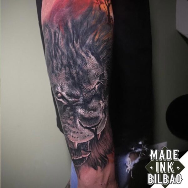 tatuaje cover león y paisaje