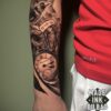 tatuaje reloj rosa pájaro y mano