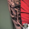 tatuaje reloj rosa pájaro y mano