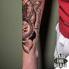 tatuaje reloj rosa pájaro y mano
