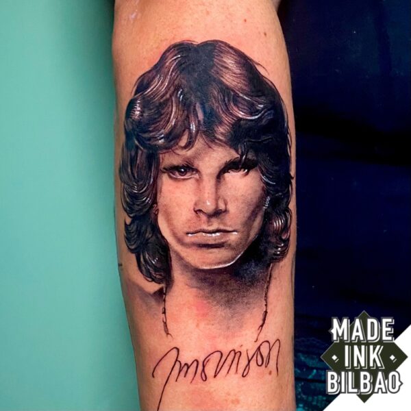 tatuaje antebrazo retrato Jim Morrison