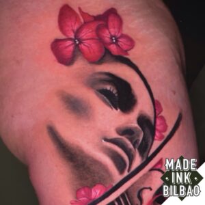 tatuaje chica música flores