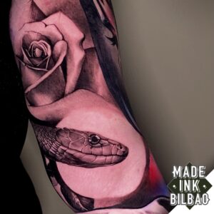 tatuaje biceps rosa serpiente