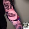 tatuaje biceps rosa serpiente