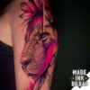 tatuaje brazo león y flores