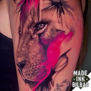 tatuaje brazo león y flores