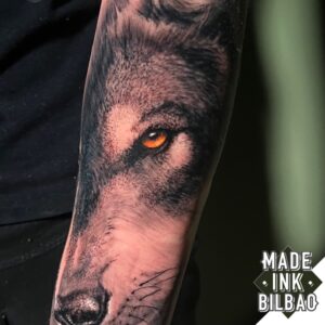 tatuaje antebrazo lobo