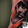 tatuaje biceps cara hombre