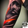 tatuaje biceps cara hombre