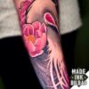 tatuaje antebrazo garza y flores