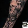 tatuaje antebrazo diosa justicia