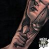 tatuaje antebrazo diosa justicia