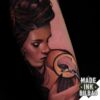 tatuaje bíceps cara chica cuervo cráneo