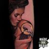 tatuaje bíceps cara chica cuervo cráneo