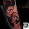tatuaje bíceps cara chica cuervo cráneo