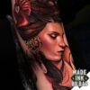 tatuaje bíceps cara chica cuervo cráneo
