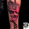tatuaje calavera rosa puñal