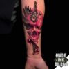 tatuaje calavera rosa puñal
