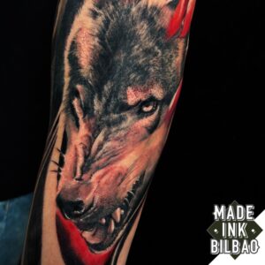 Tatuaje antebrazo lobo salvaje