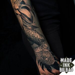 tatuaje antebrazo serpiente plantas