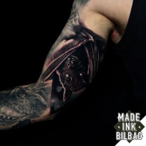 tatuaje biceps murciélago