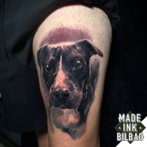 tatuaje muslo retrato perro