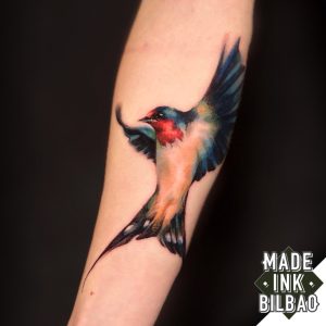 tatuaje antebrazo golondrina