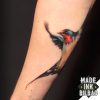 tatuaje antebrazo golondrina