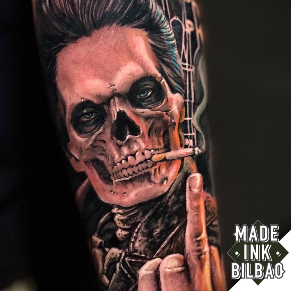 tatuaje antebrazo calavera mano guitarra