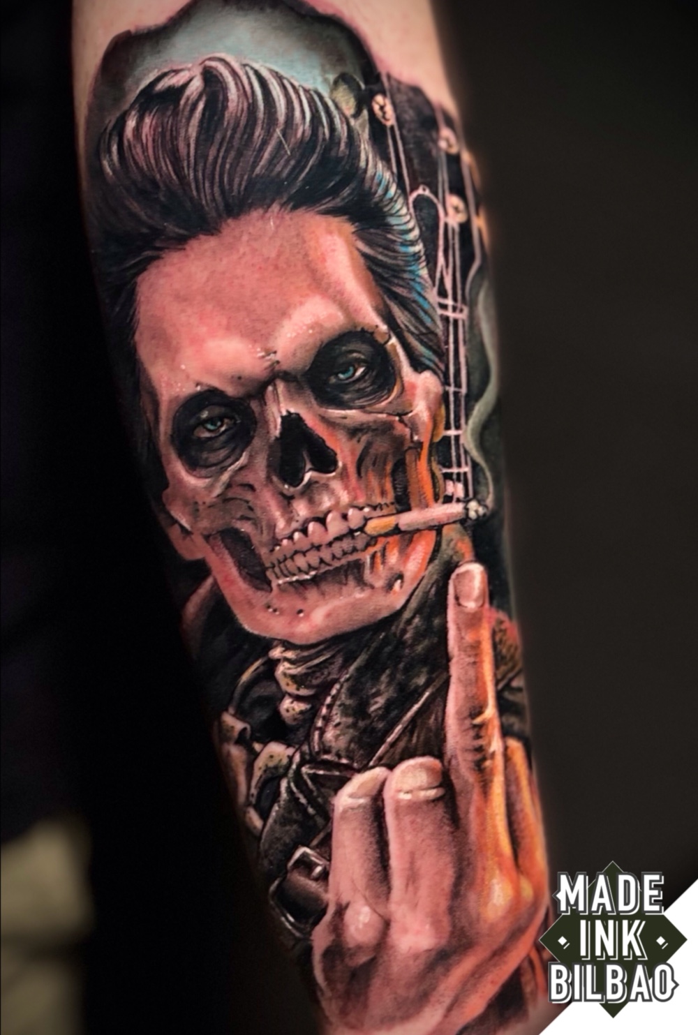 tatuaje antebrazo calavera mano guitarra