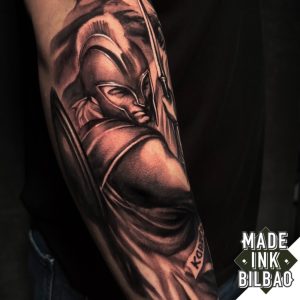 tatuaje antebrazo espartano aguila