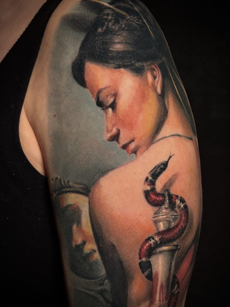 tatuaje chica espejo rosa serpiente